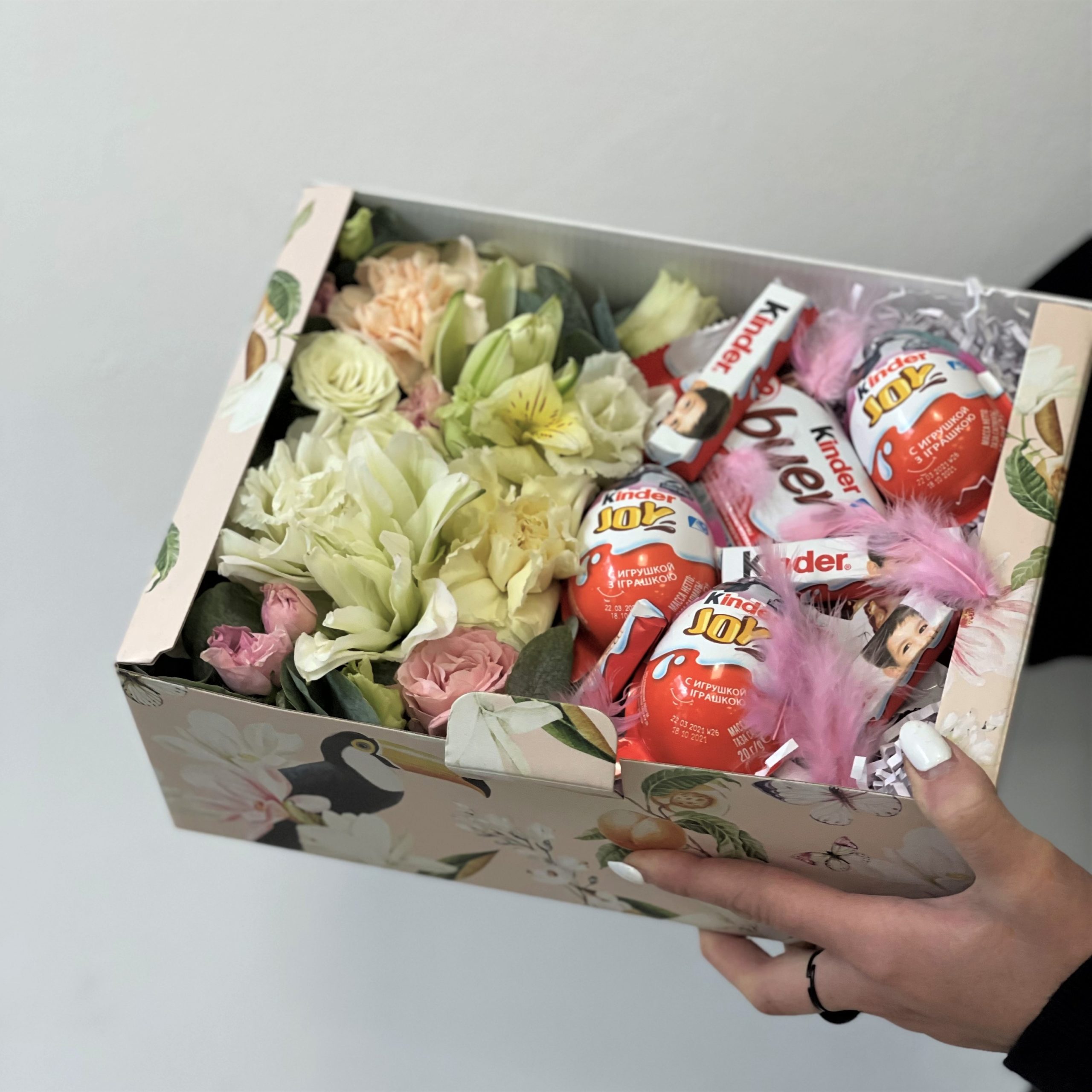 Коробка с цветами и конфетами